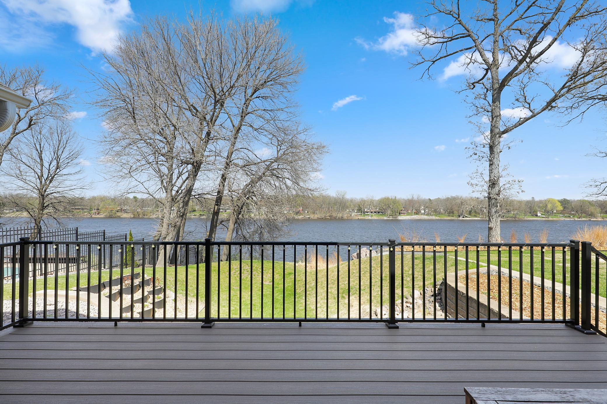 Discover the Serenity of Riverfront Living on the Mississippi