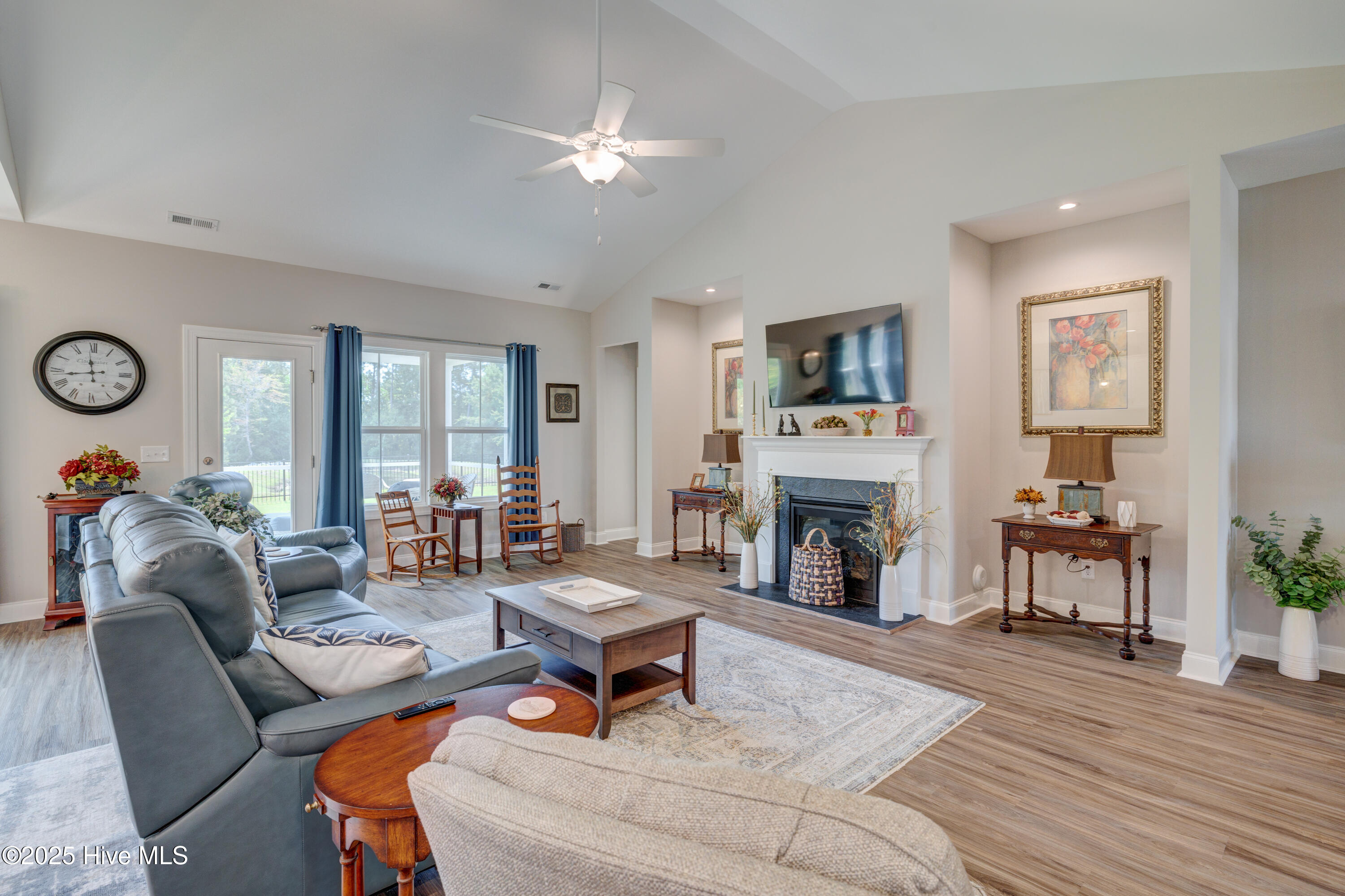 49 W Hennings Way