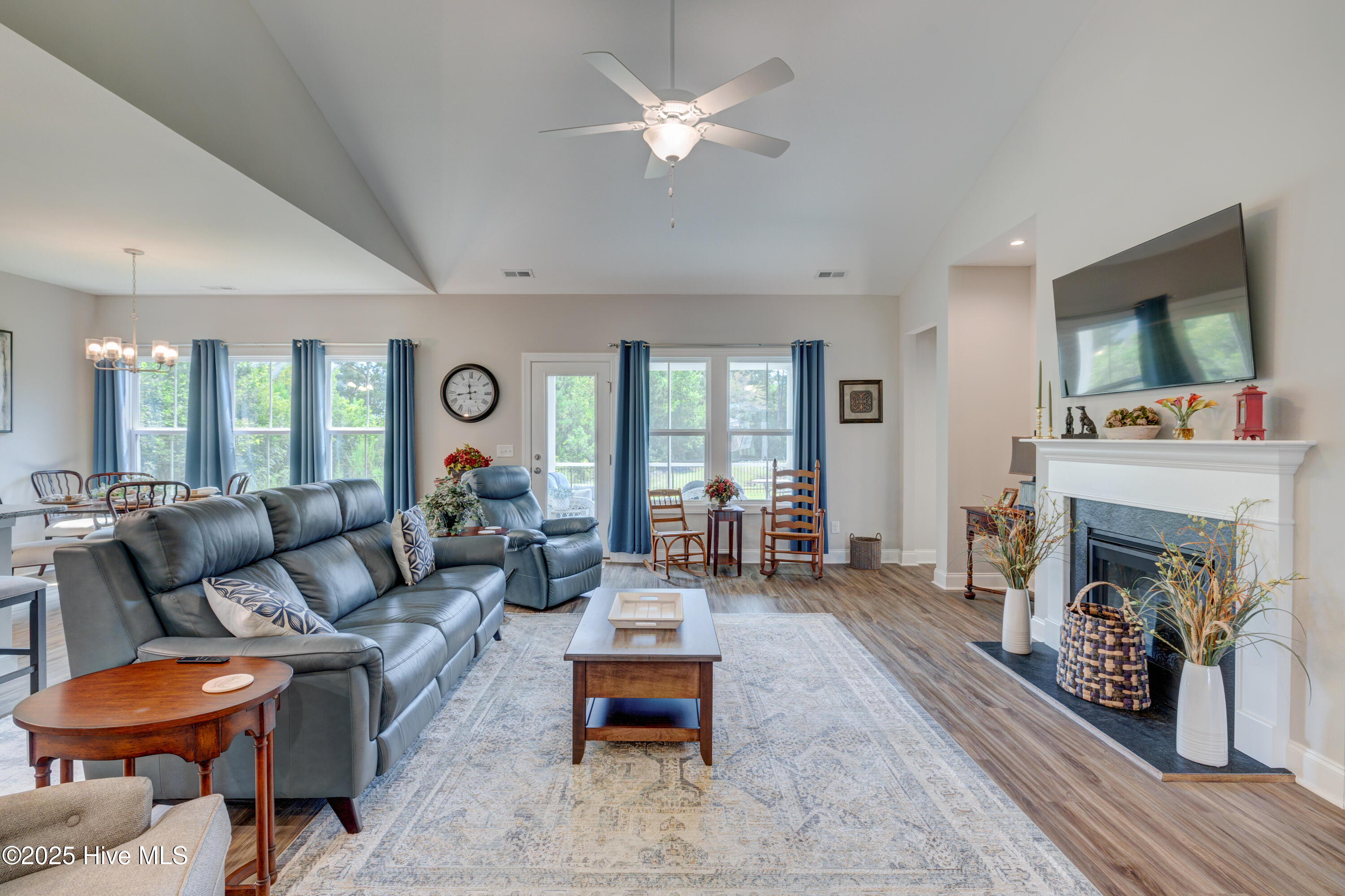 49 W Hennings Way