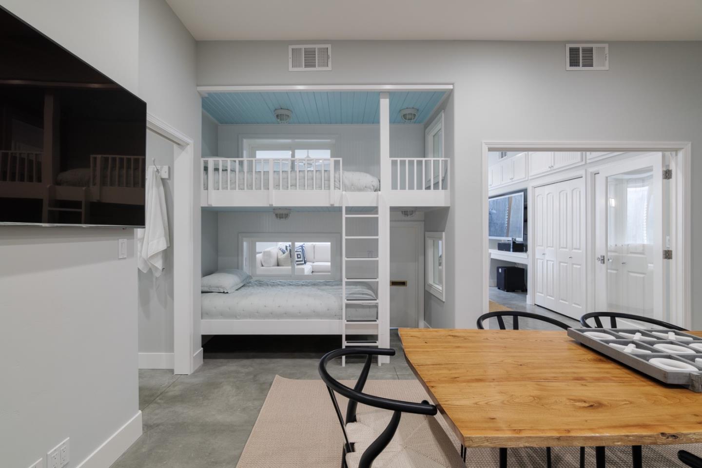 1032 Channing AVE