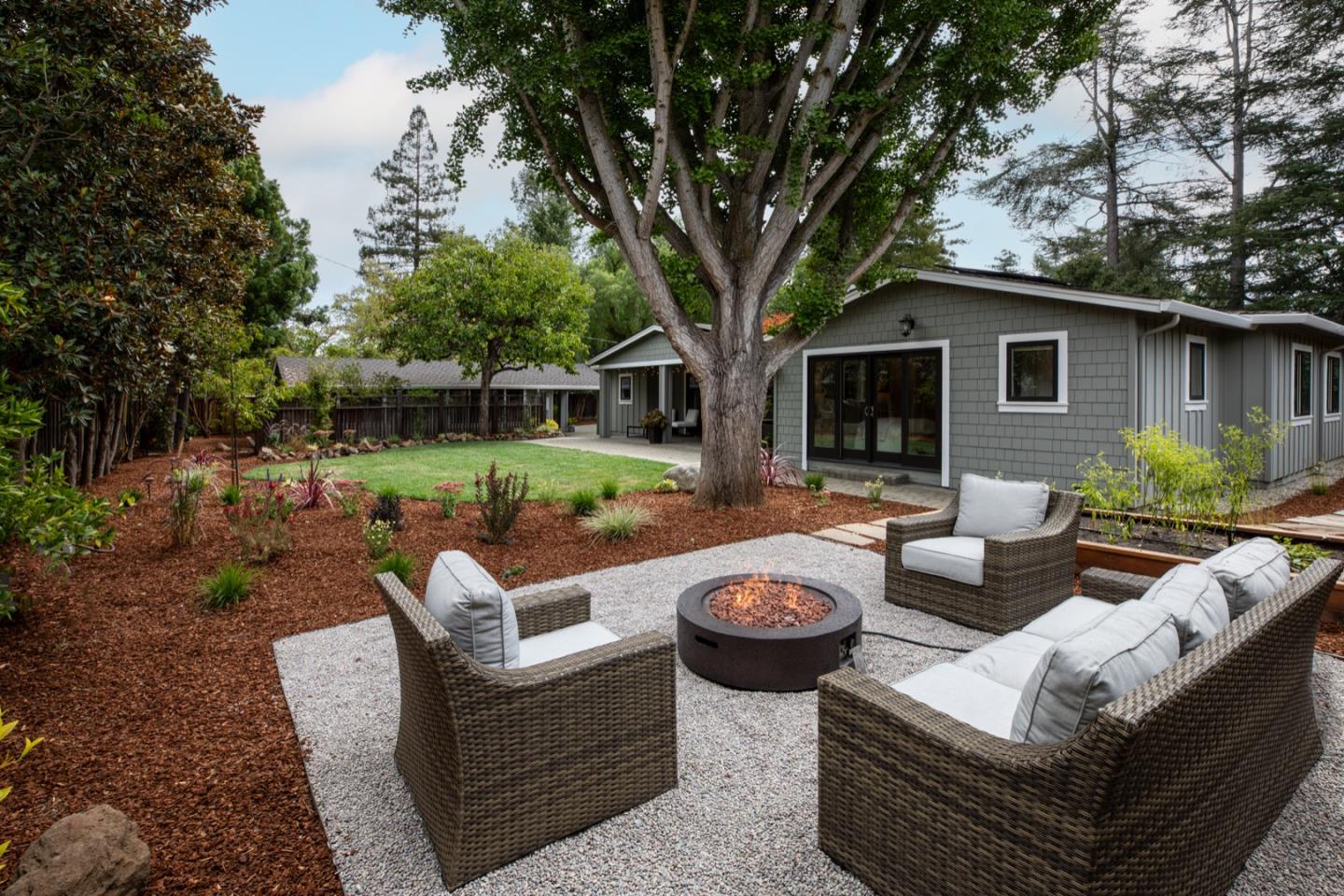 884 Santa Rita AVE