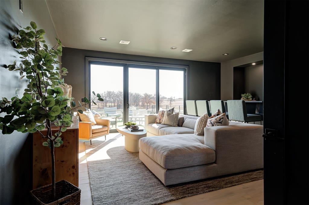 2261 Edgewater Circle