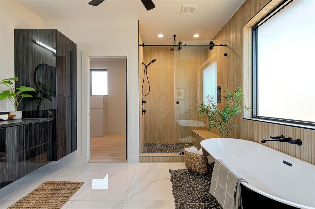 2261 Edgewater Circle
