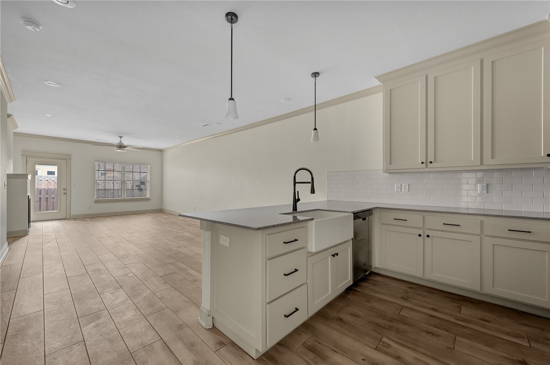 2819 W Persimmon Street