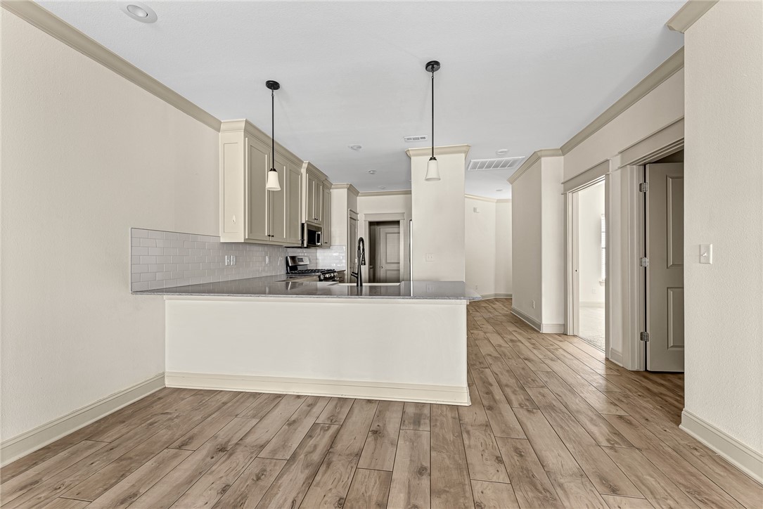 2819 W Persimmon Street