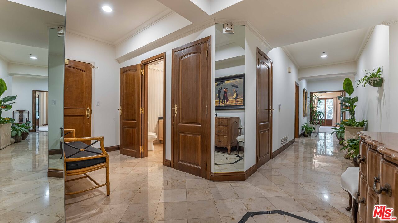 425 N Maple Dr Unit: 206