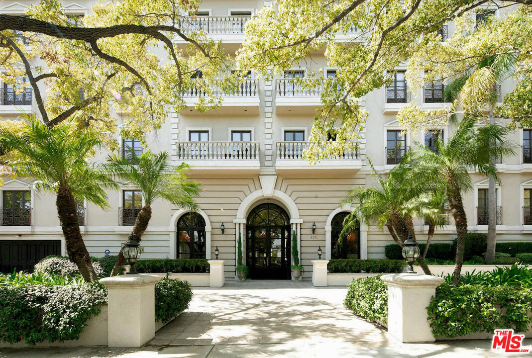 425 N Maple Dr Unit: 206