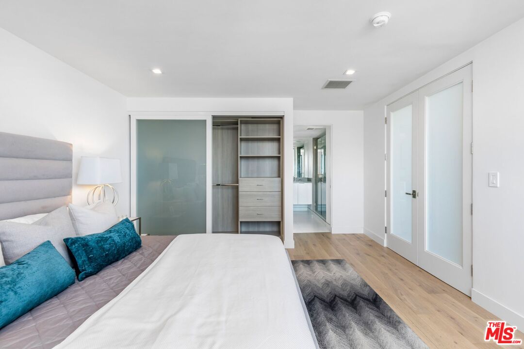 1100 Alta Loma Rd Unit: 706