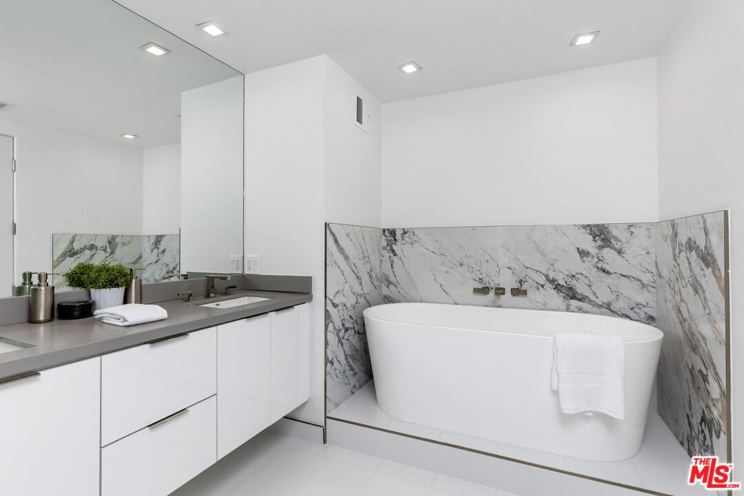 1100 Alta Loma Rd Unit: 706