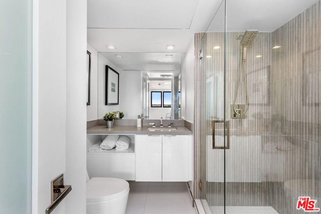 1100 Alta Loma Rd Unit: 706