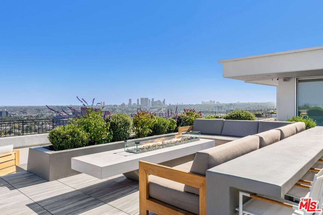 1100 Alta Loma Rd Unit: 706