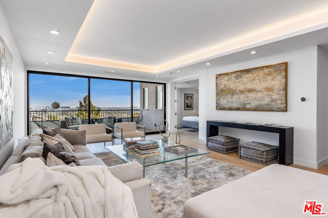 1100 Alta Loma Rd Unit: 706