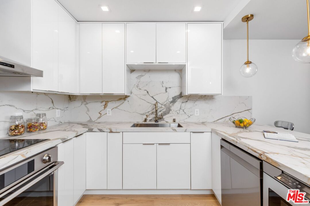 1100 Alta Loma Rd Unit: 706