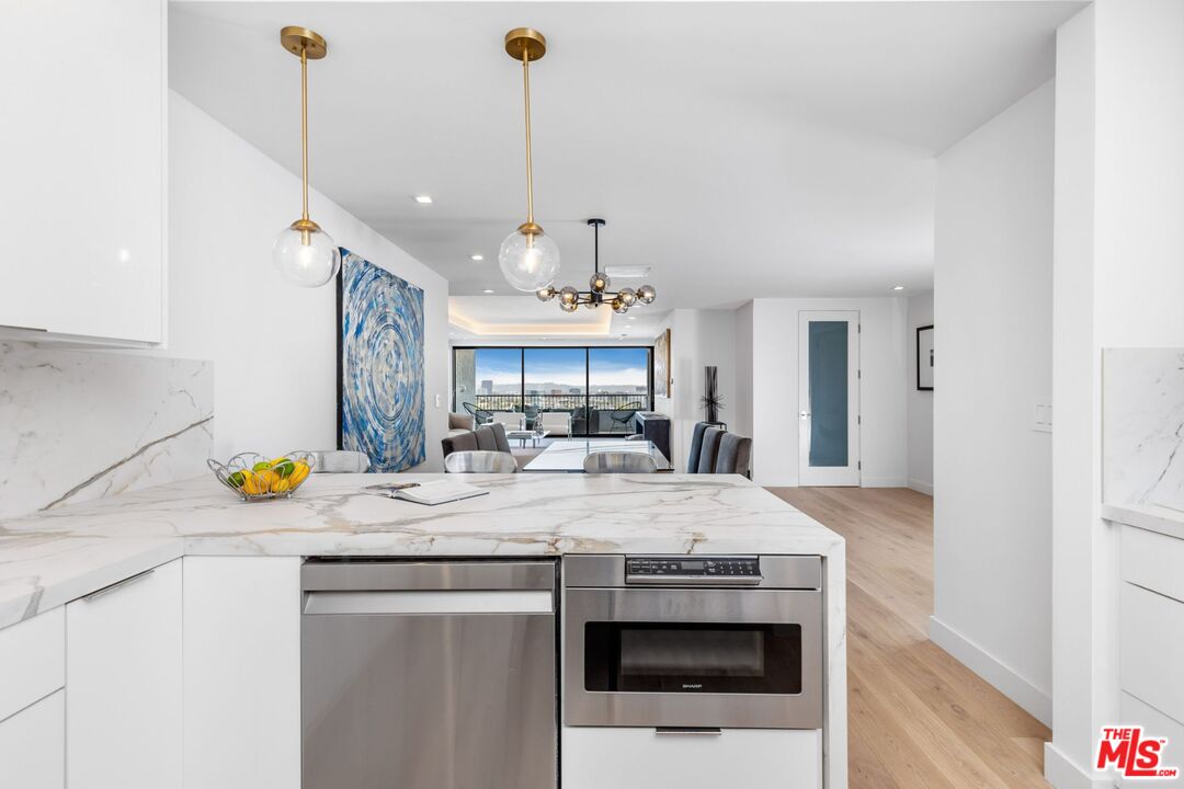 1100 Alta Loma Rd Unit: 706