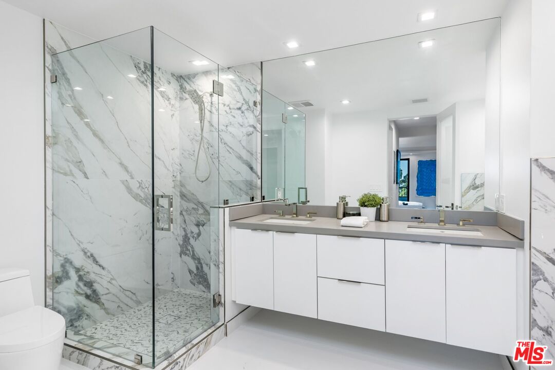 1100 Alta Loma Rd Unit: 706