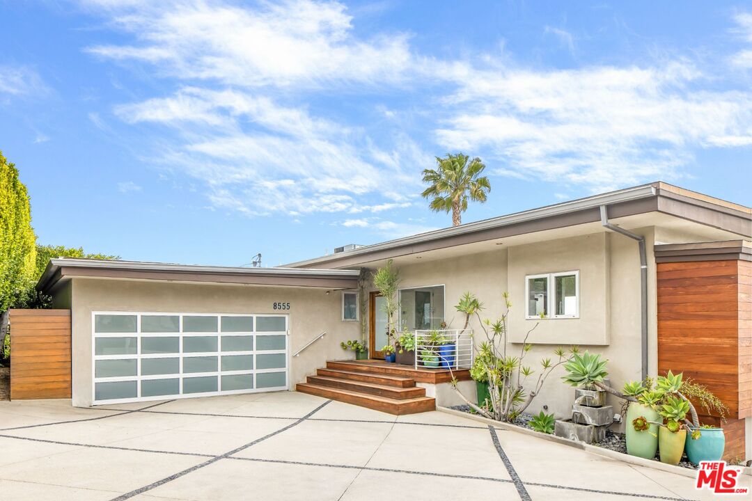8555 Hollywood Blvd
