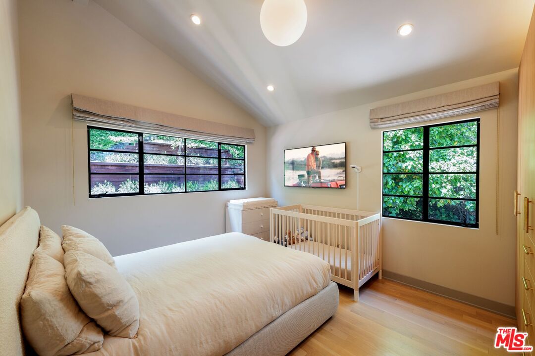 2505 Benedict Canyon Dr