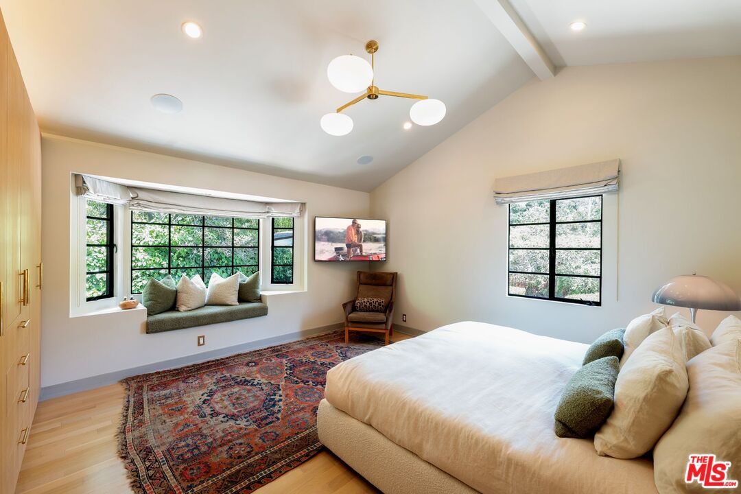 2505 Benedict Canyon Dr