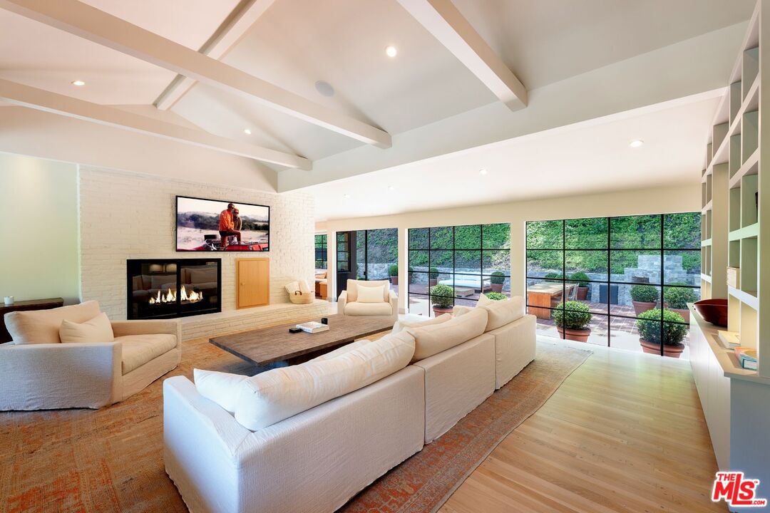 2505 Benedict Canyon Dr