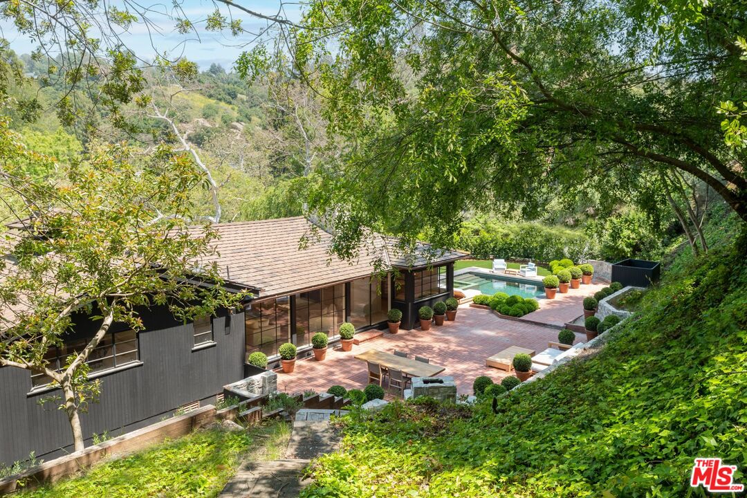 2505 Benedict Canyon Dr