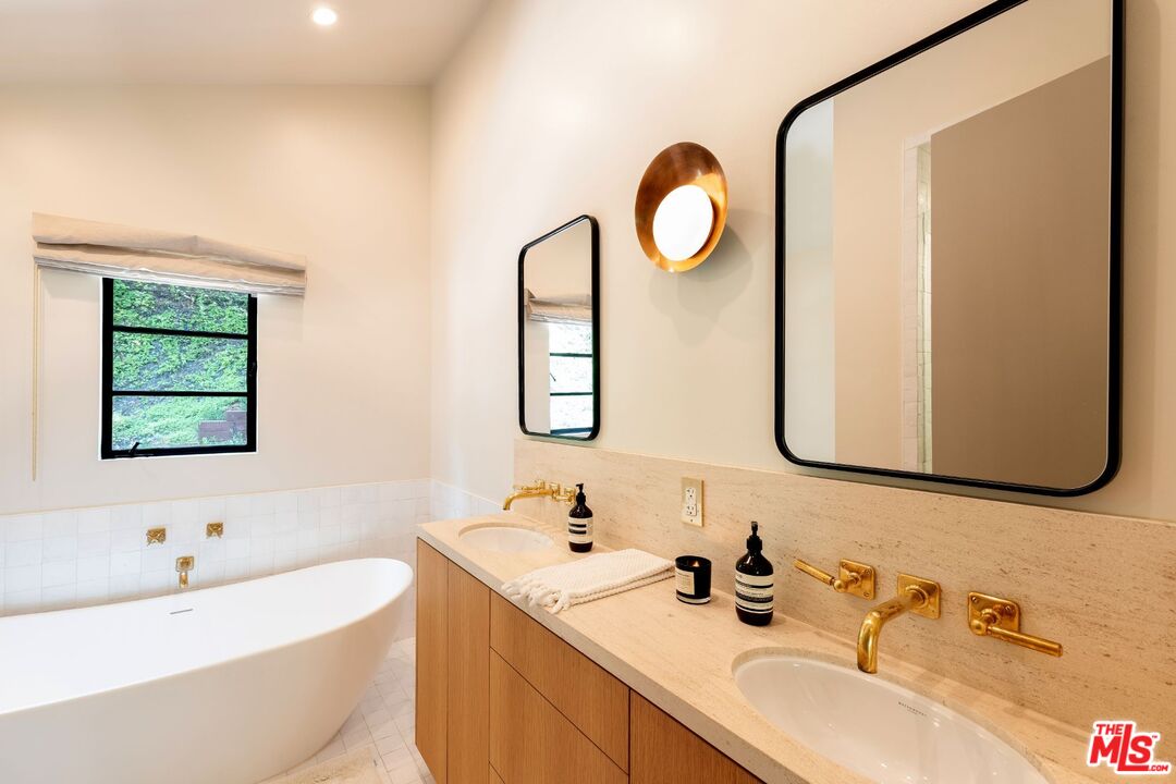 2505 Benedict Canyon Dr