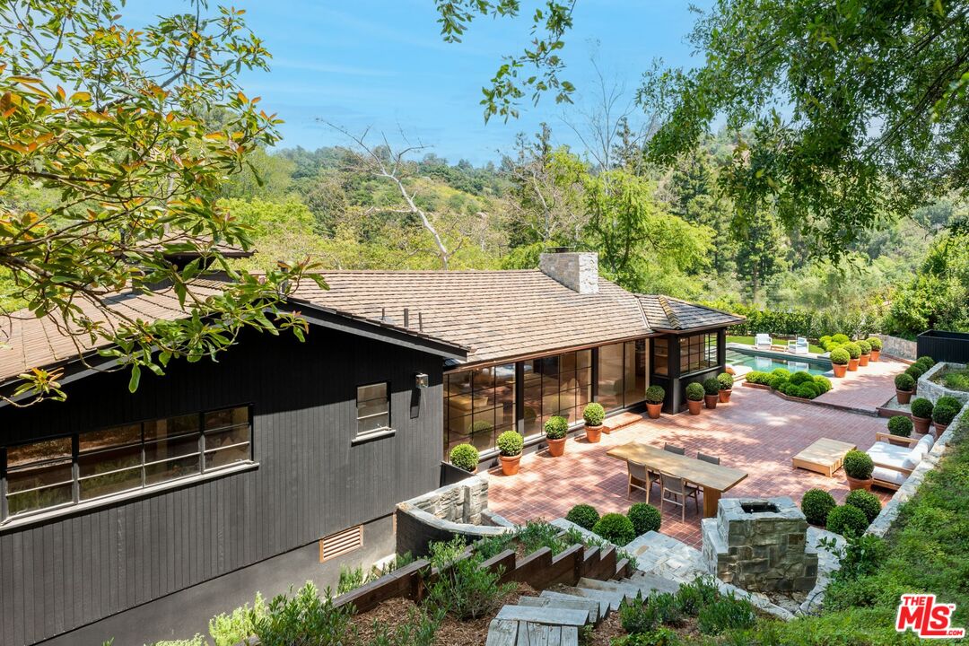 2505 Benedict Canyon Dr