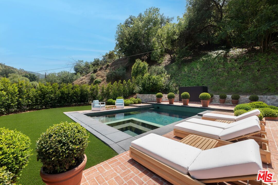 2505 Benedict Canyon Dr