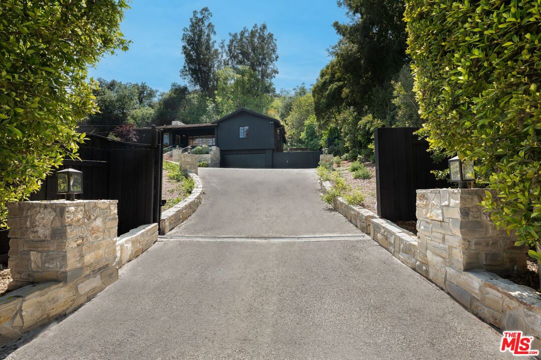 2505 Benedict Canyon Dr