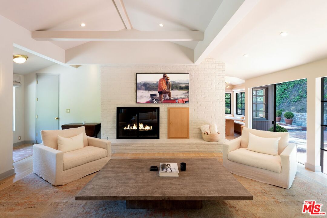 2505 Benedict Canyon Dr