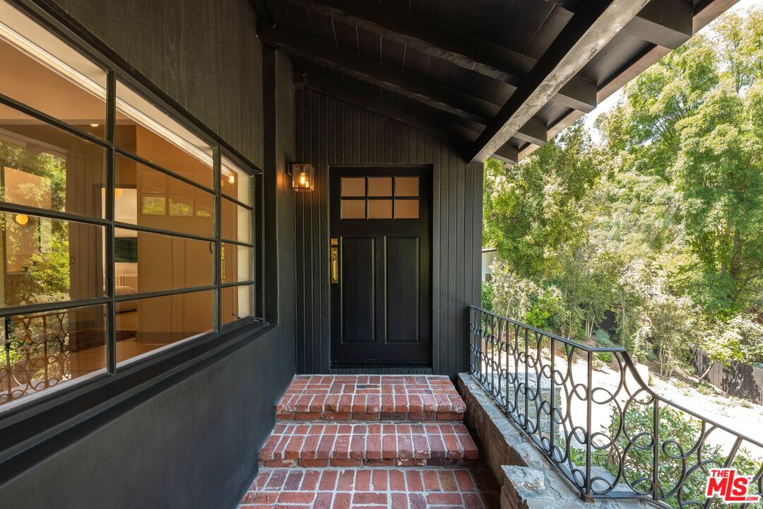 2505 Benedict Canyon Dr