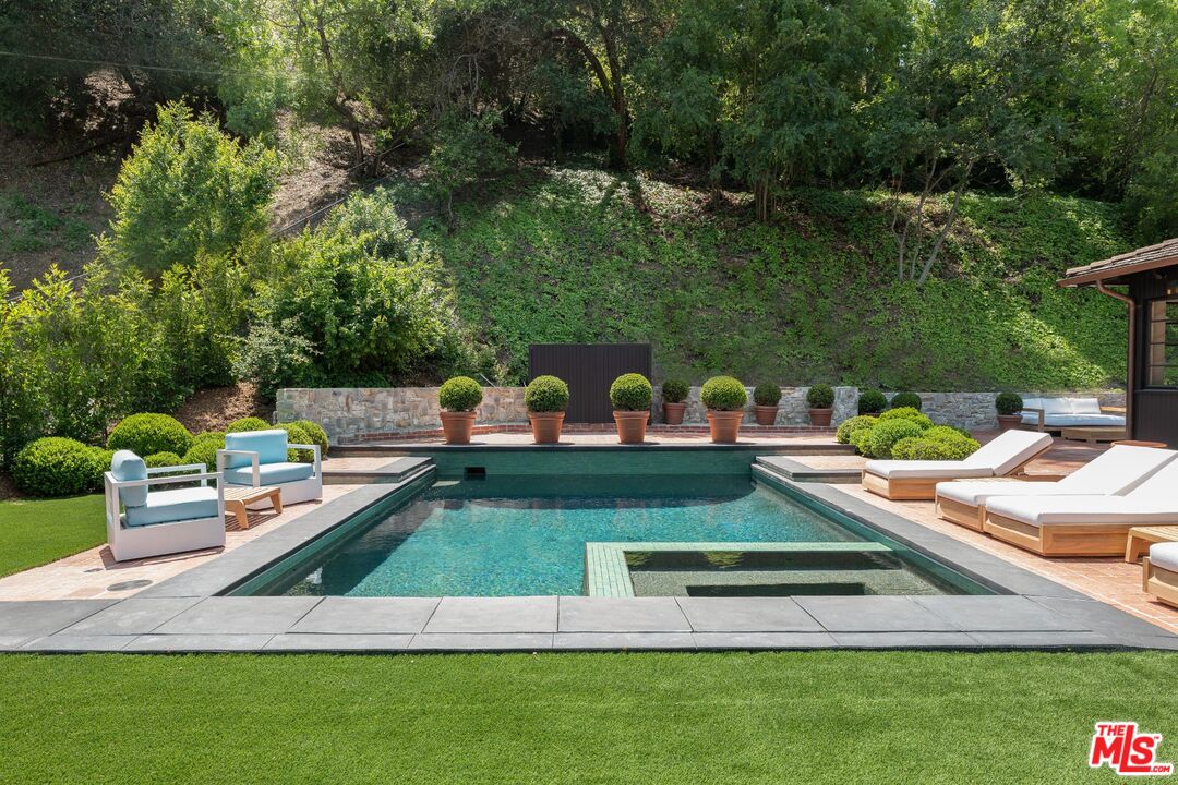 2505 Benedict Canyon Dr