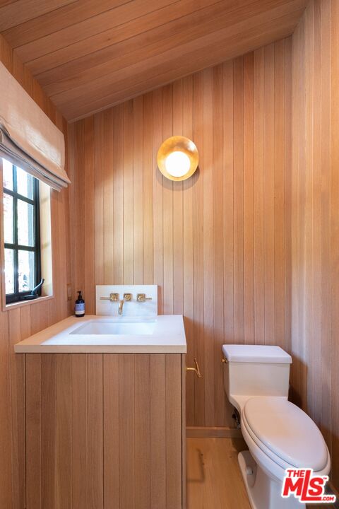 2505 Benedict Canyon Dr