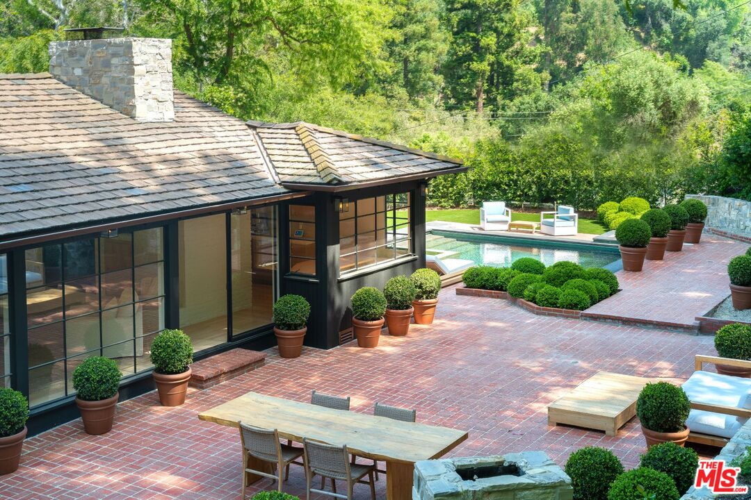 2505 Benedict Canyon Dr