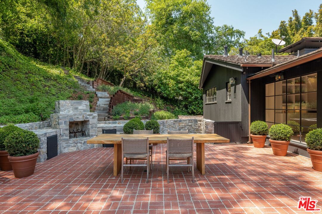 2505 Benedict Canyon Dr