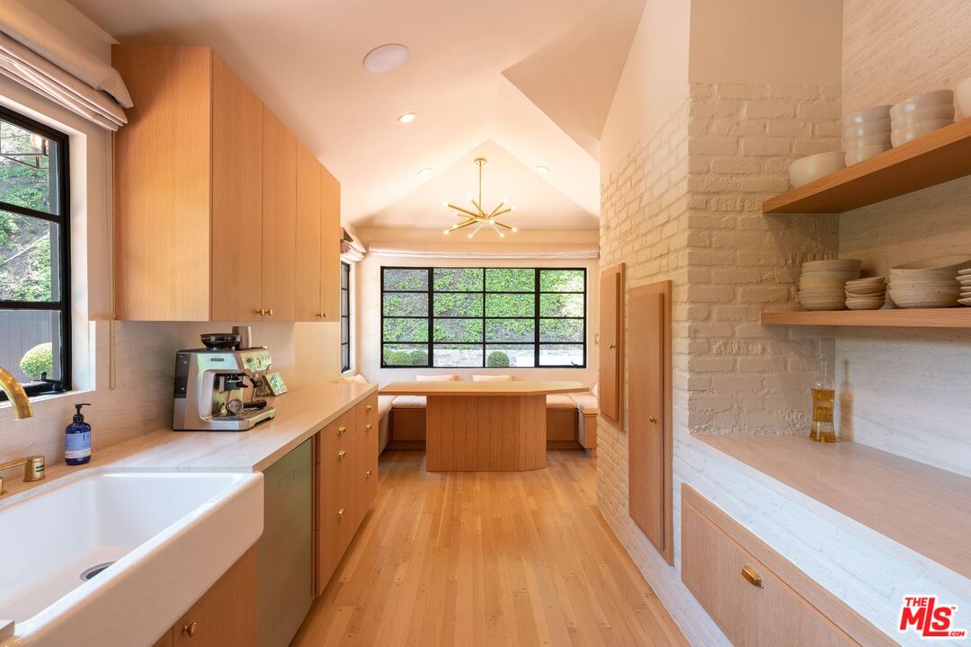 2505 Benedict Canyon Dr