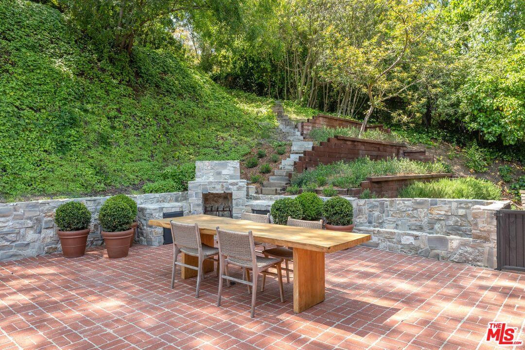 2505 Benedict Canyon Dr