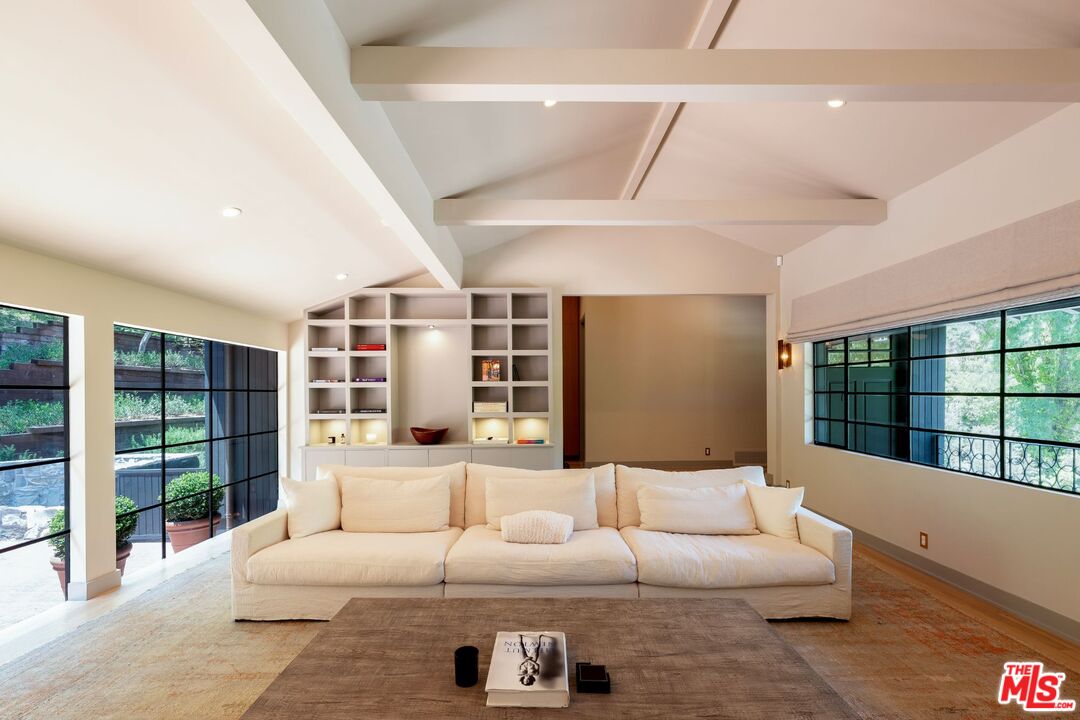 2505 Benedict Canyon Dr