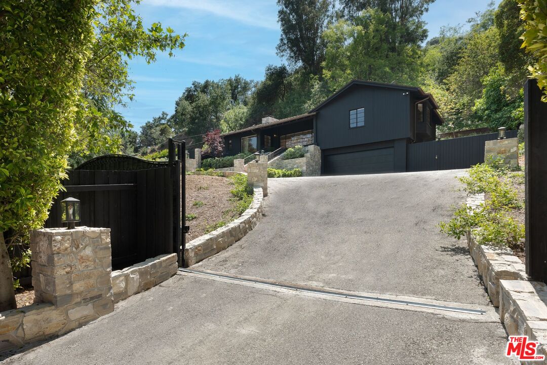 2505 Benedict Canyon Dr