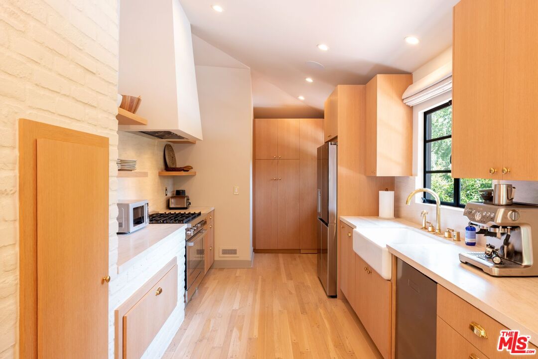 2505 Benedict Canyon Dr