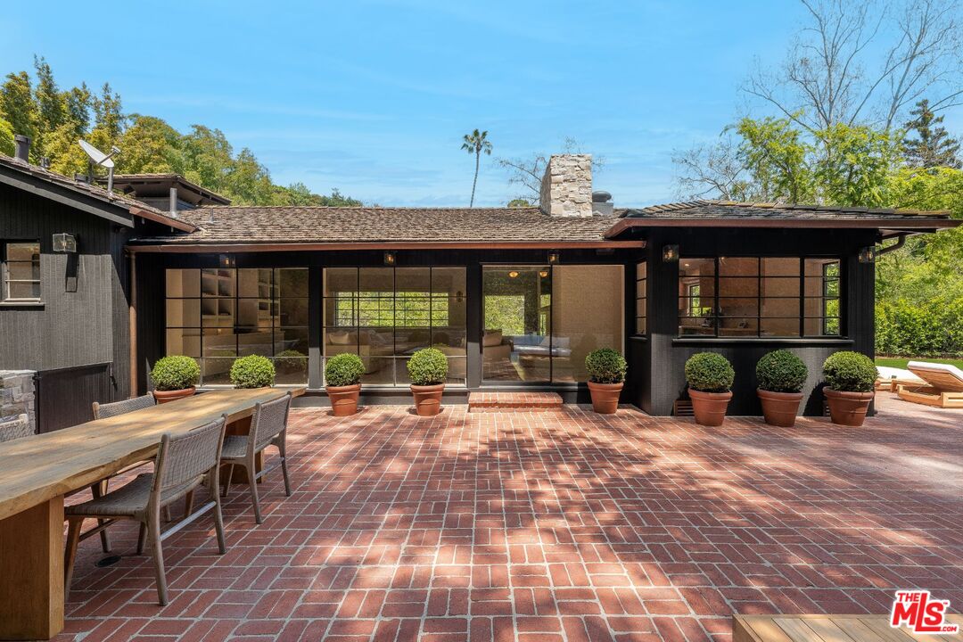 2505 Benedict Canyon Dr