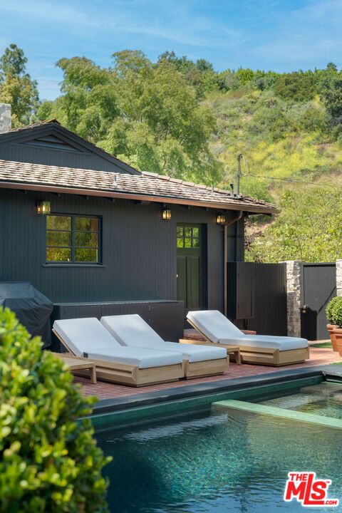 2505 Benedict Canyon Dr