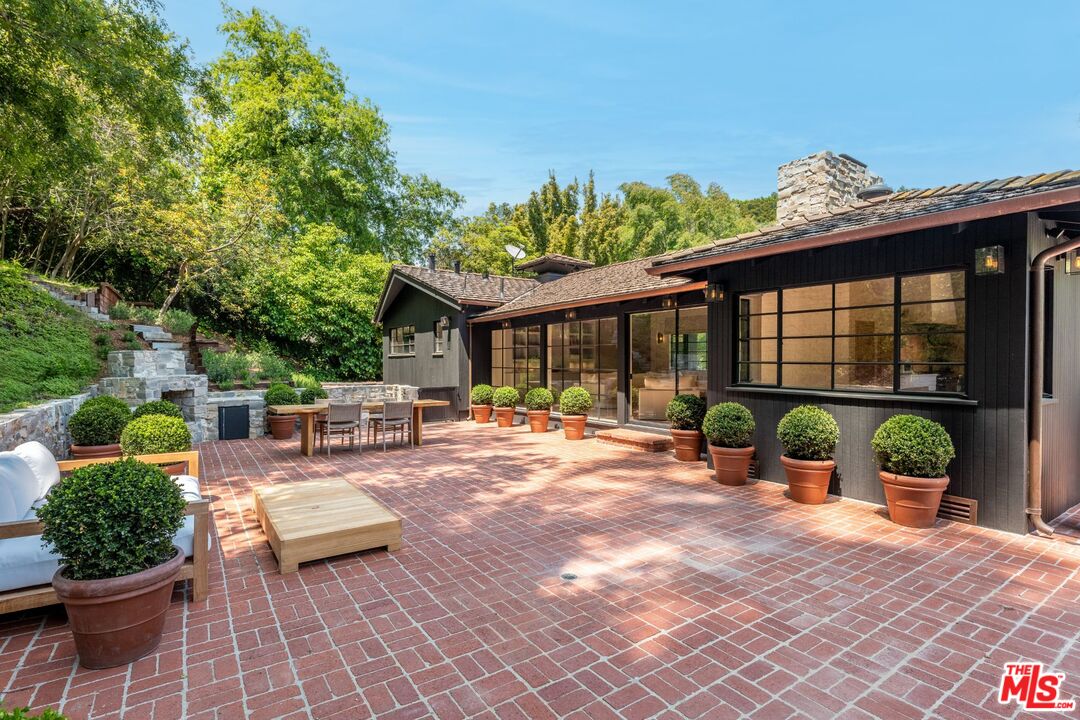 2505 Benedict Canyon Dr