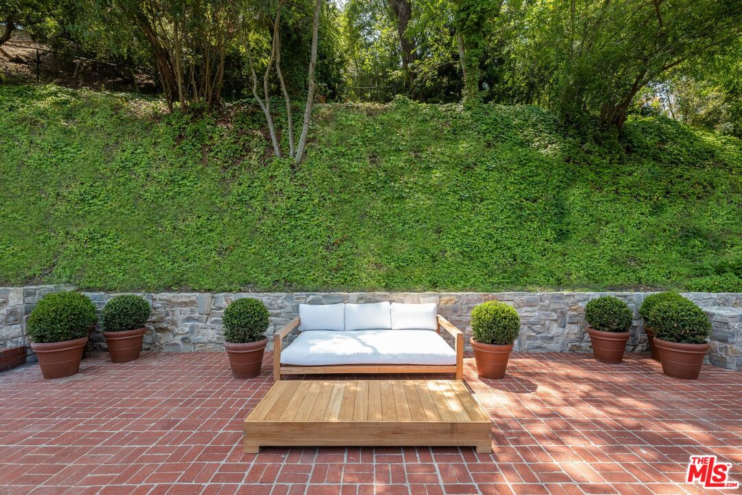 2505 Benedict Canyon Dr