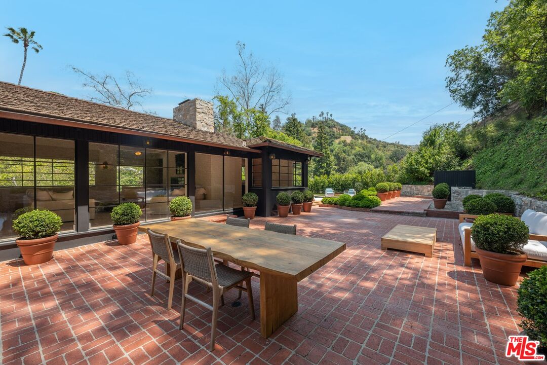 2505 Benedict Canyon Dr