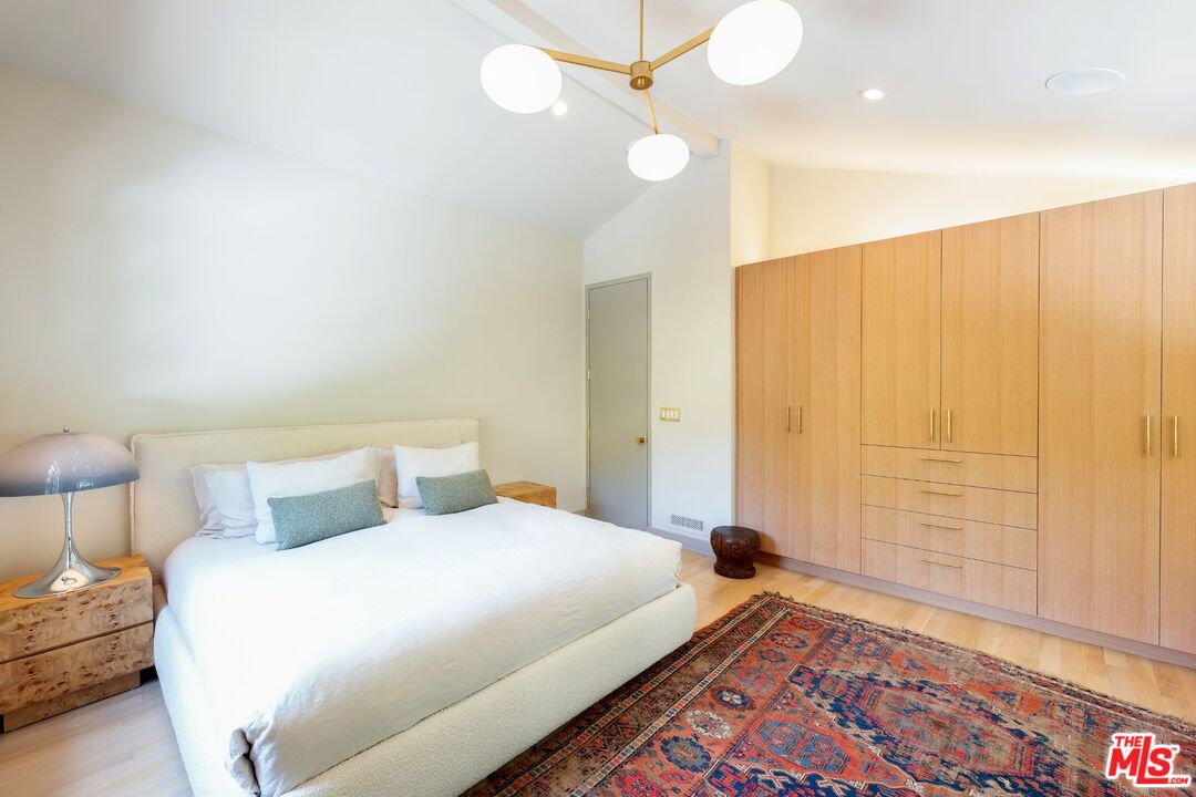 2505 Benedict Canyon Dr