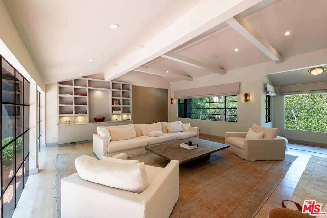 2505 Benedict Canyon Dr