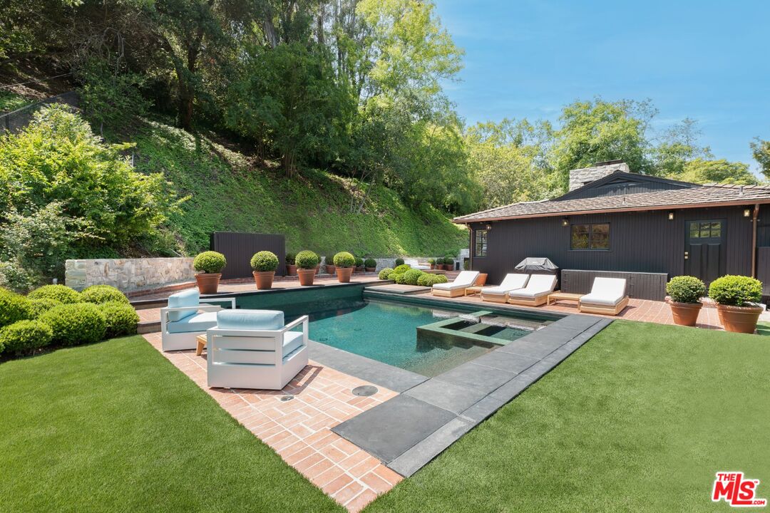 2505 Benedict Canyon Dr