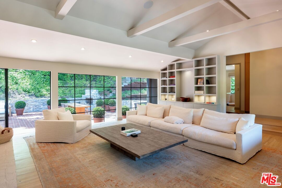 2505 Benedict Canyon Dr