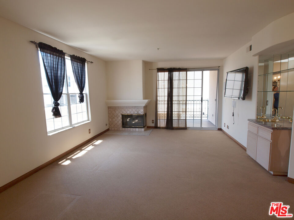 930 N Doheny Dr Unit: 202