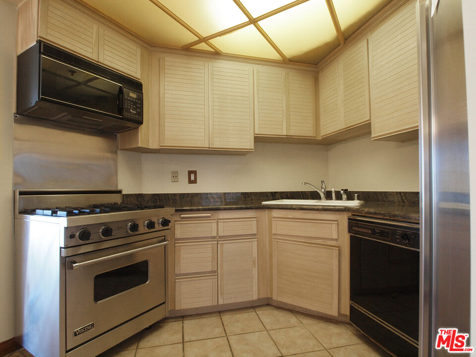 930 N Doheny Dr Unit: 202